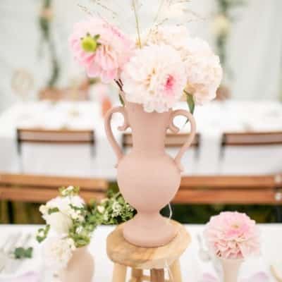 centre de table mariage avec 3 vases couleur nude