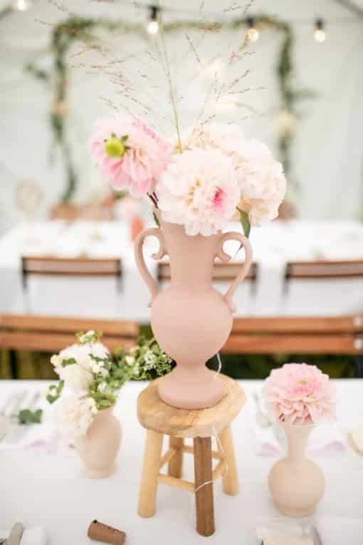 centre de table mariage avec 3 vases couleur nude