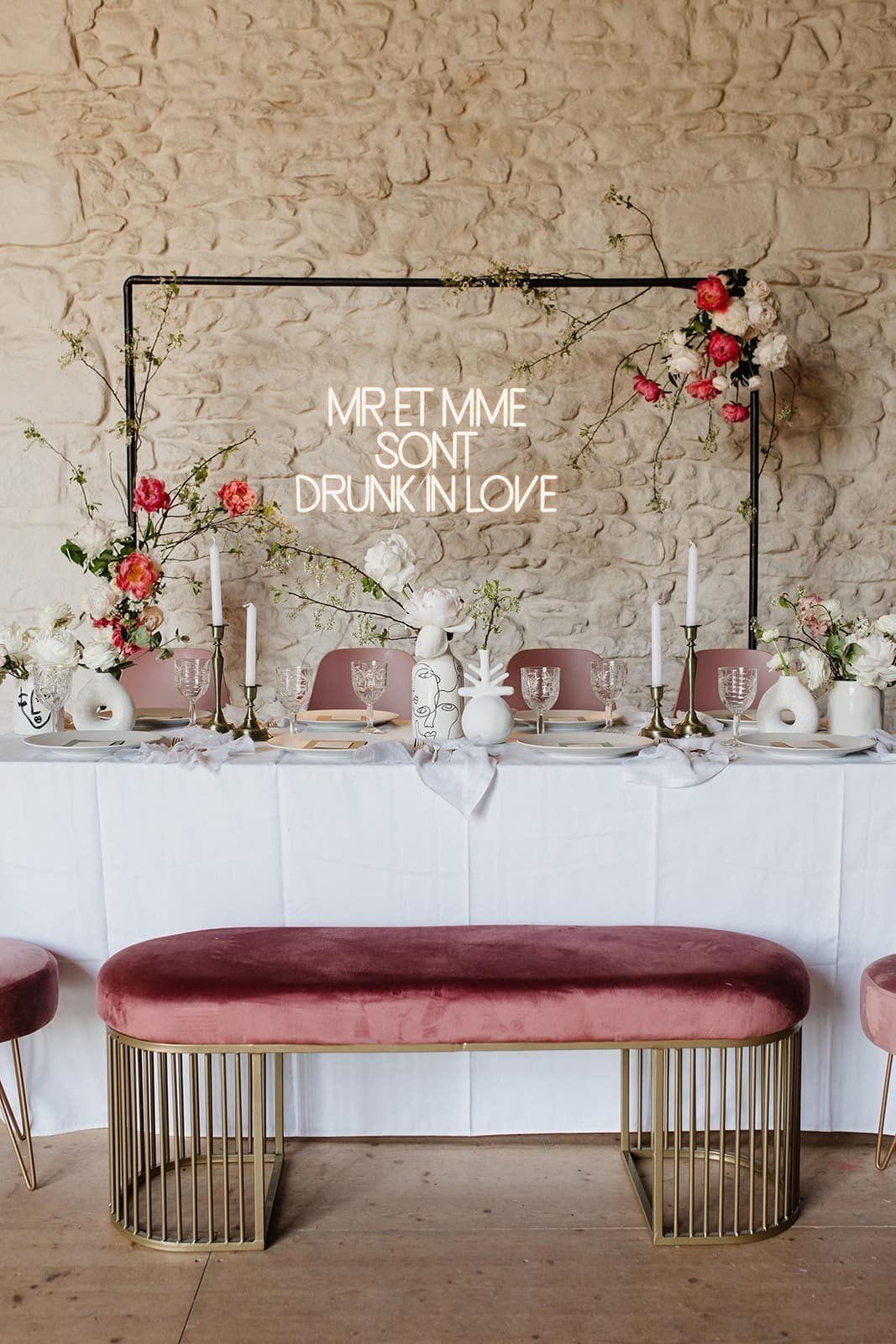 décoration de mariage. table d'honneur des mariés blanche et rose dans une inspiration Art déco