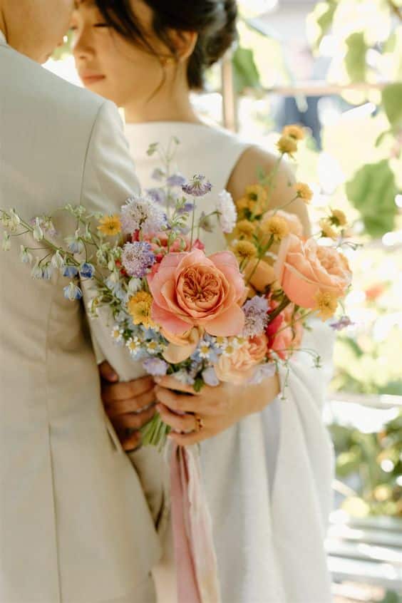 bouquet de mariée naturel avec fleurs des champs