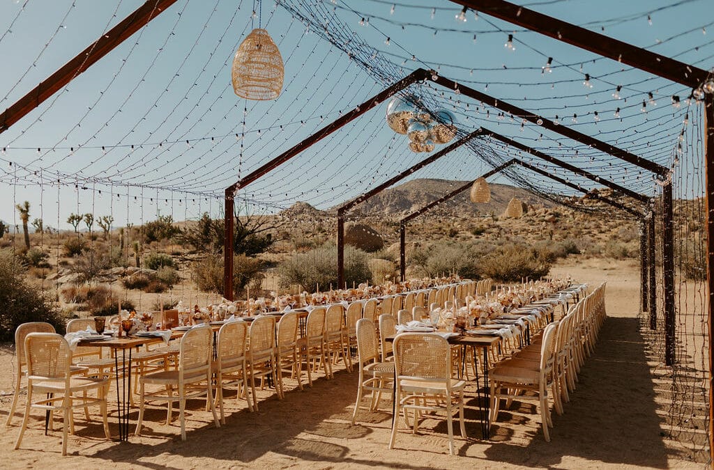 décoration de table mariage chic et bohème en extérieur avec des guirlandes lumineuses
