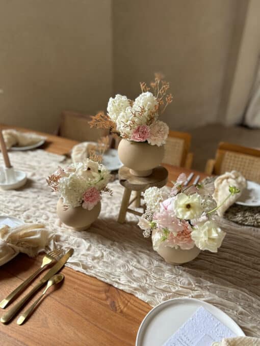 centre de table mariage avec 3 petits vases ronds terracotta