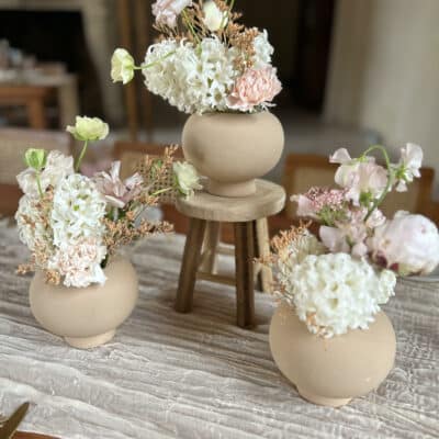 décoration mariage - 3 vases rond couleur terracotta avec un petit tabouret en bois