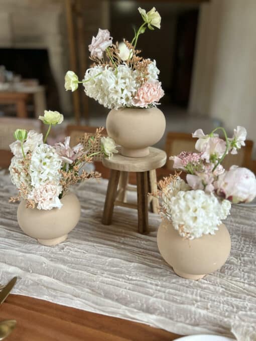 décoration mariage - 3 vases rond couleur terracotta avec un petit tabouret en bois