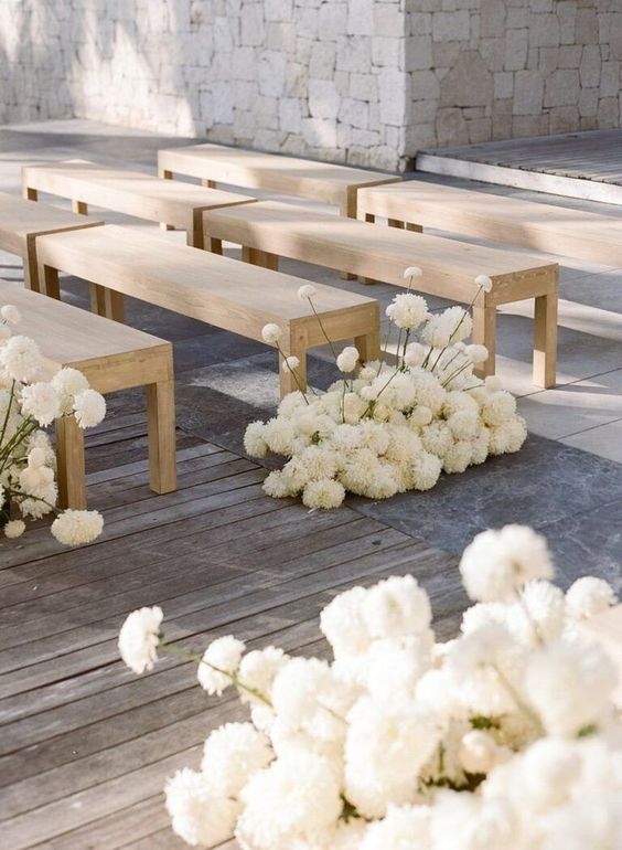 cérémonie de mariage élégante et chic avec banc en bois et une décoration florale blanche