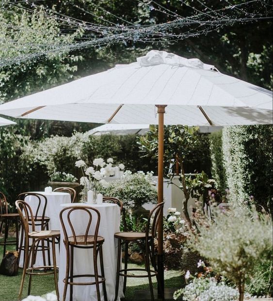 cocktail de mariage avec mange debout et assises élégantes et chic