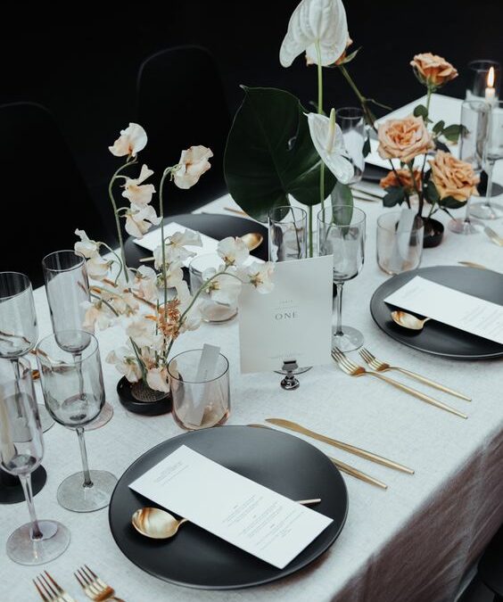 mariage chic : décoration de table élégante noire, blanche et dorée