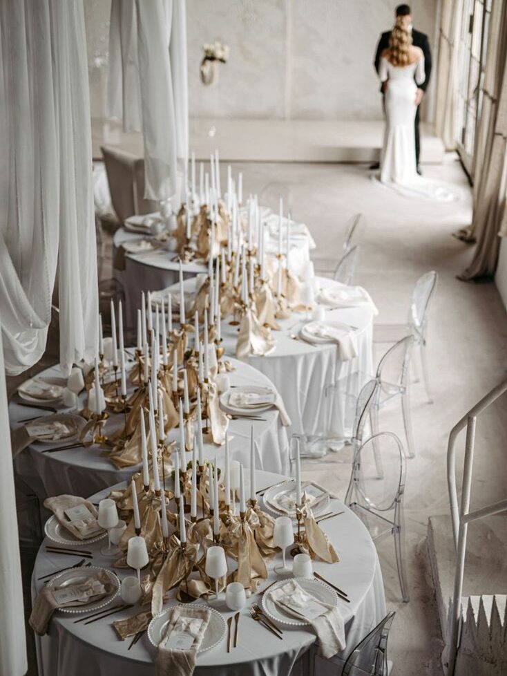 décoration de salle de mariage chic élégante et moderne avec beaucoup de bougies sur les tables