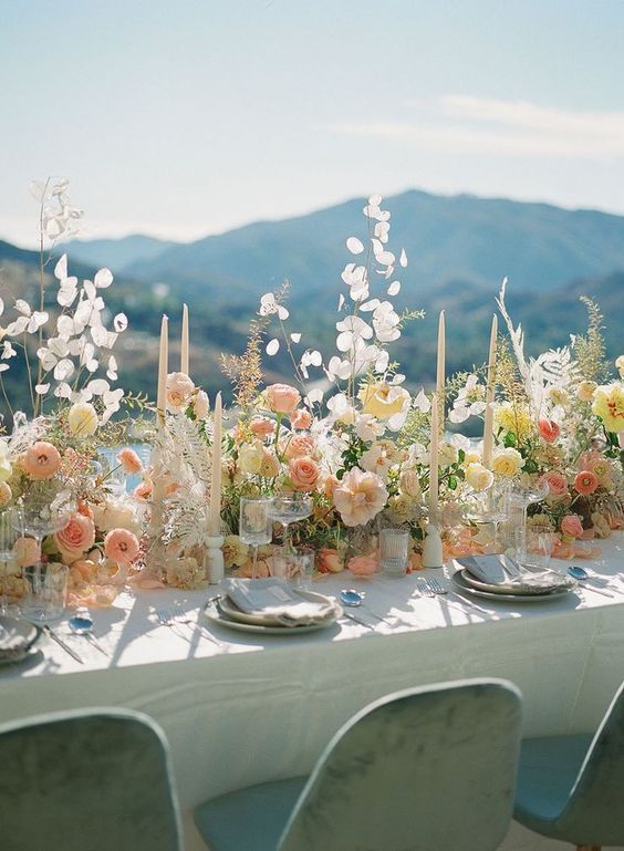 décoration de table élégante avec des fleurs colorées