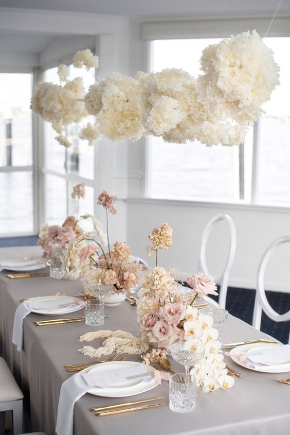 décoration table mariage élégante blanche nude et chic avec un suspension florale blanche