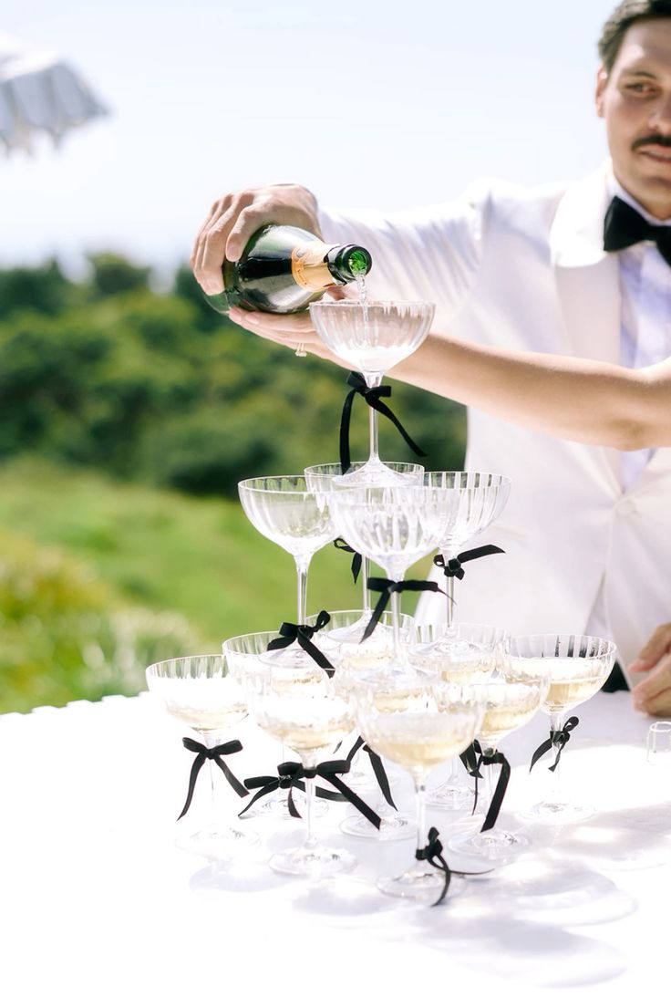 décoration de mariage chic avec une tour de coupes de champagne