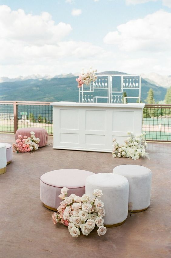 décoration de cocktail de mariage chic blanc nude et rose pale