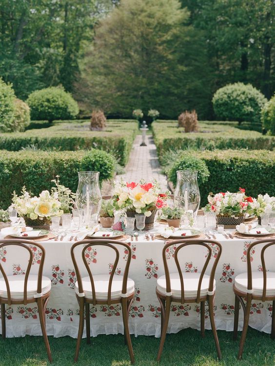 table de mariage chic, bucolique et champêtre avec un joli nappe motif cerise