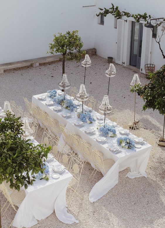 Décoration table mariage chic avec de grands lustres en extérieur