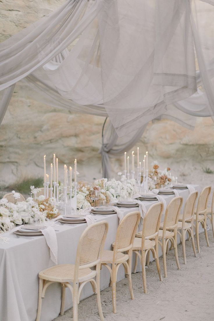 table de mariage chic nude et blanc en exterieur