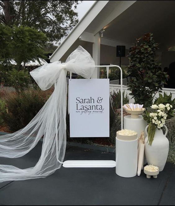 mariage chic panneau de bienvenue blanc avec un nœud géant