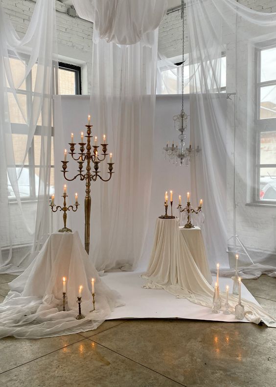 mariage classique et chic avec plusieurs chandeliers