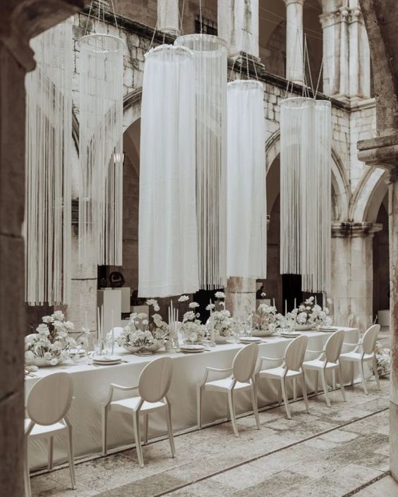 salle de reception mariage chic et moderne avec des suspensions blanches au plafond