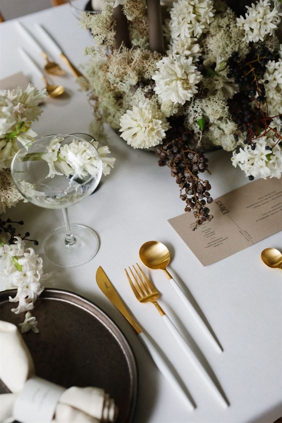 décoration de table de mariage chic blanche, noire et doré