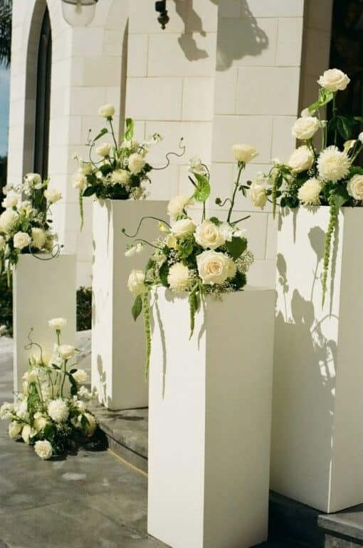 cérémonie laique moderne avec des colonnes - mariage simple et élégant