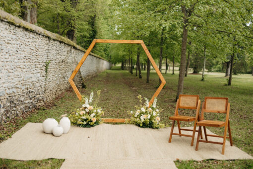 location arche de mariage octogonale en bois avec 2 chaises et 2 grand tapis