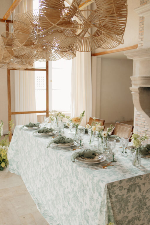 location table pour mariage chic avec nappe en toile de jouy pour un mariage champêtre et élégant