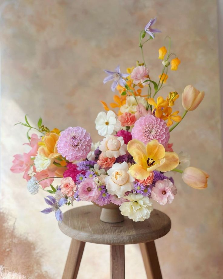 décoration de table mariage avec un bouquet fleuri multicolore et pastel