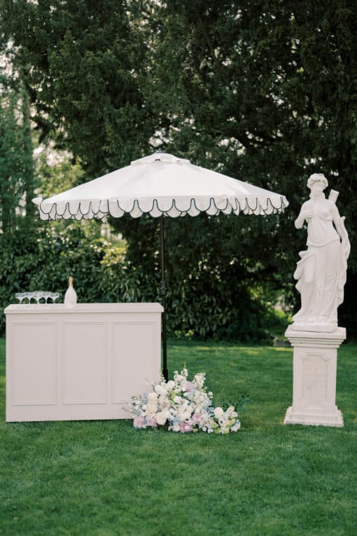 location bar et parasols - mariage simple et élégant