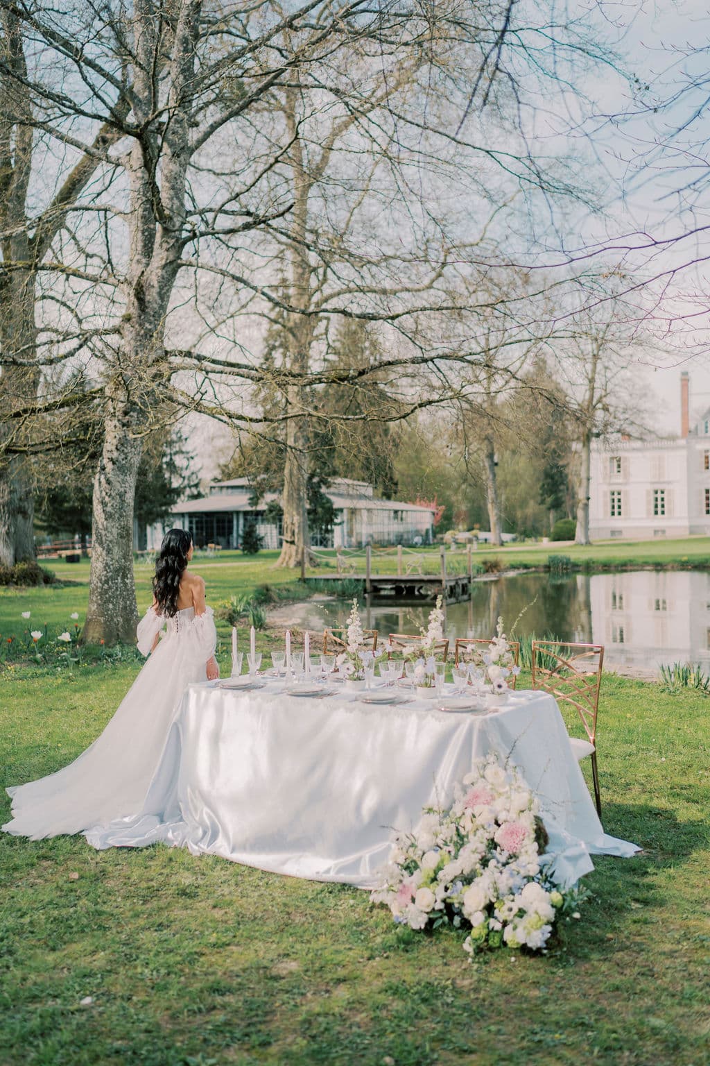 An elegant and simple table for the bride and groom