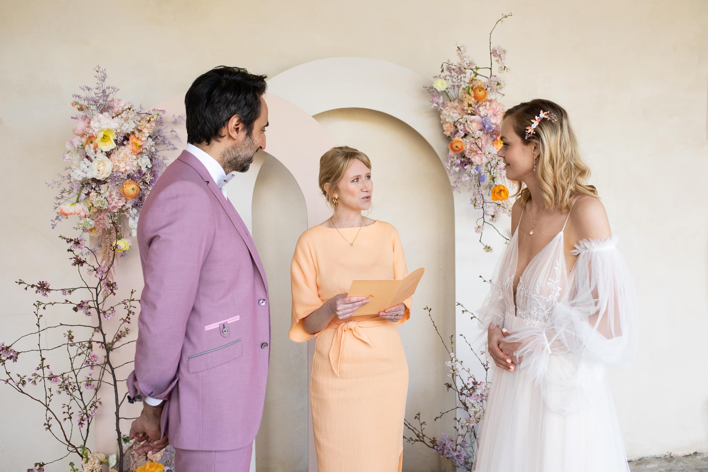 cérémonie laïque couleur pastel -marie by flovinno