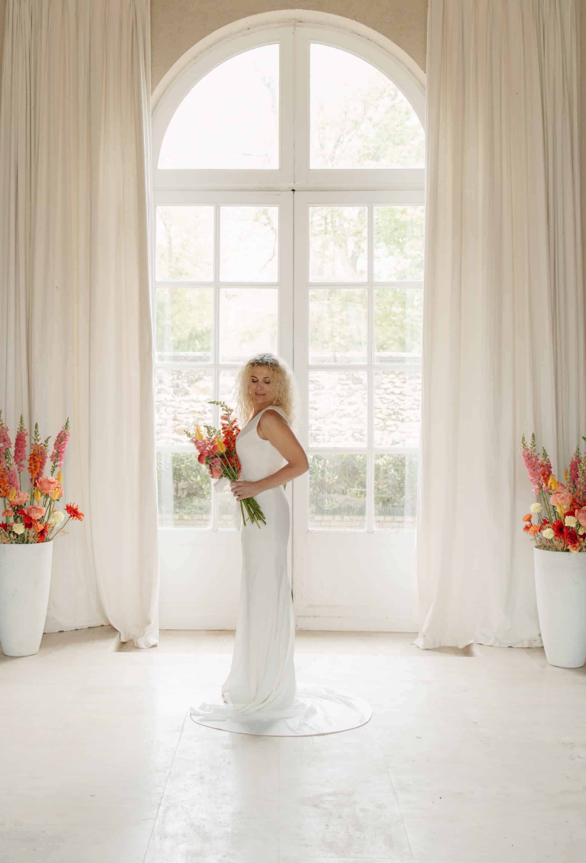 photo de mariée blonde pur un mariage blanc élégant et moderne avec une touche de couleur