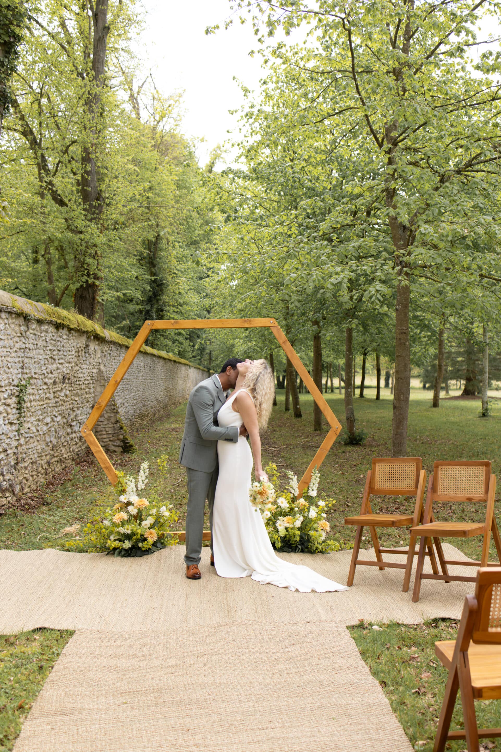 arche de mariage en bois fleurie et naturelle- mariage chic et champêtre