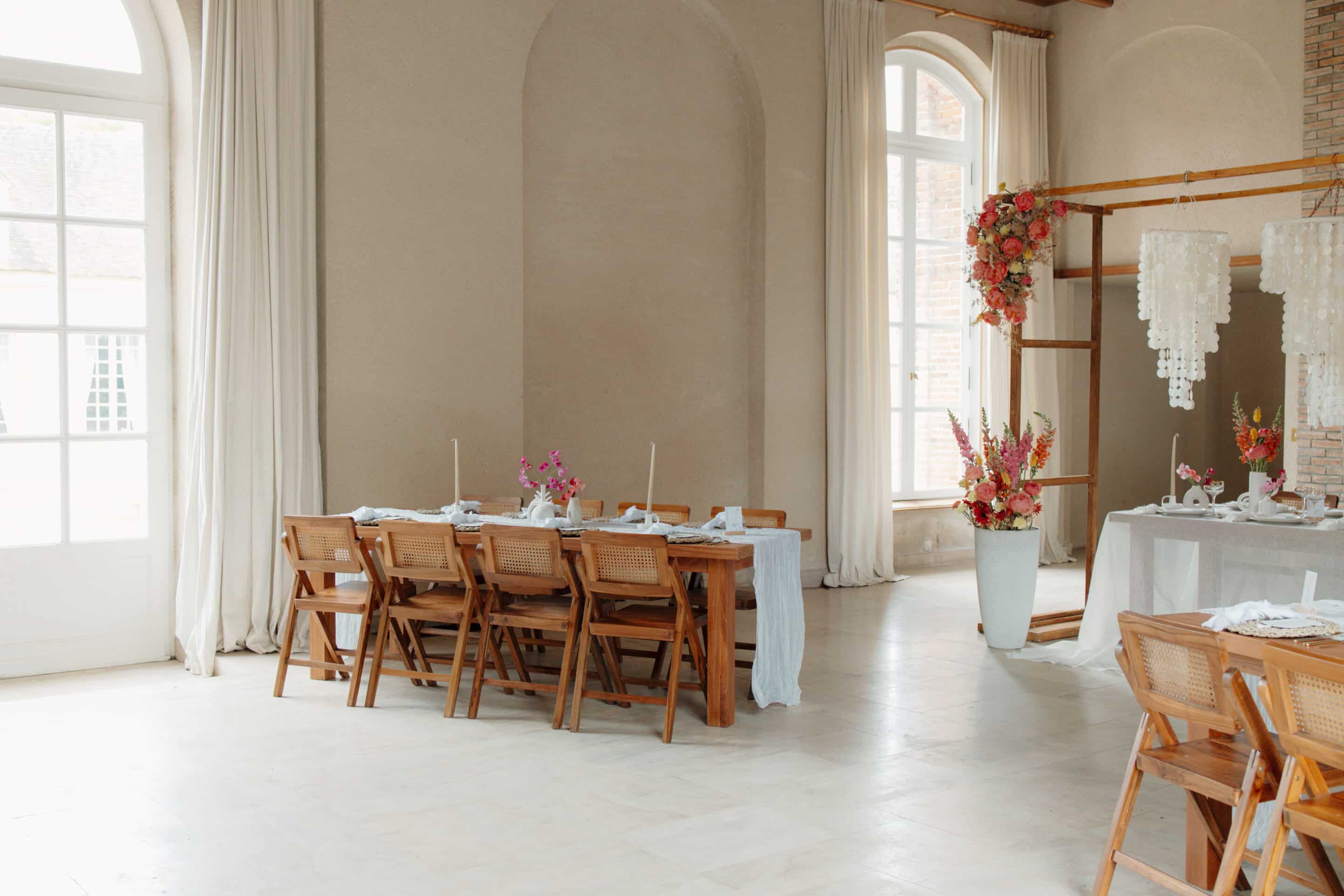 Location de table et chaises en bois haut de gamme