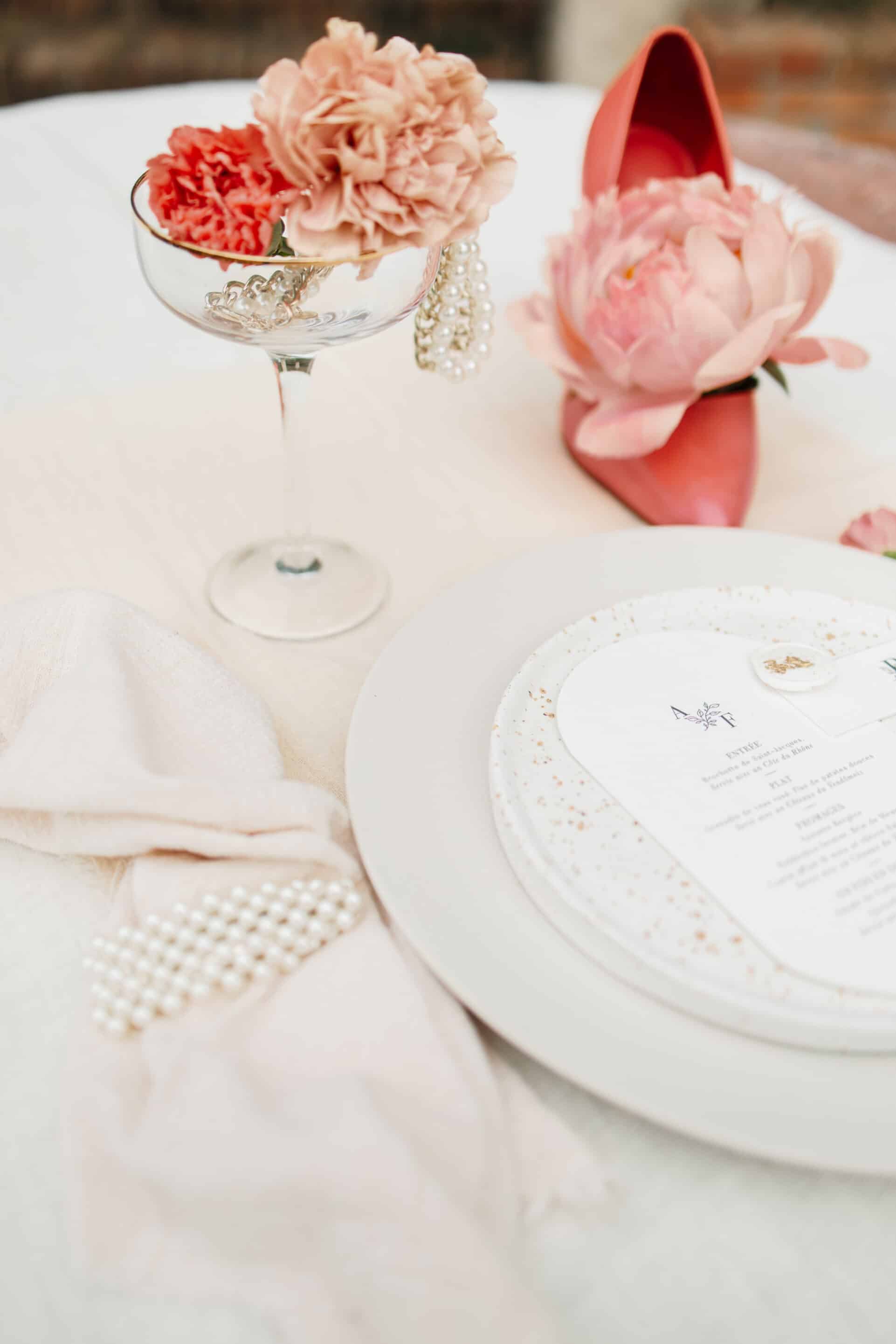 décoration de table pour un mariage blanc élégant et moderne avec une pointe de couleur