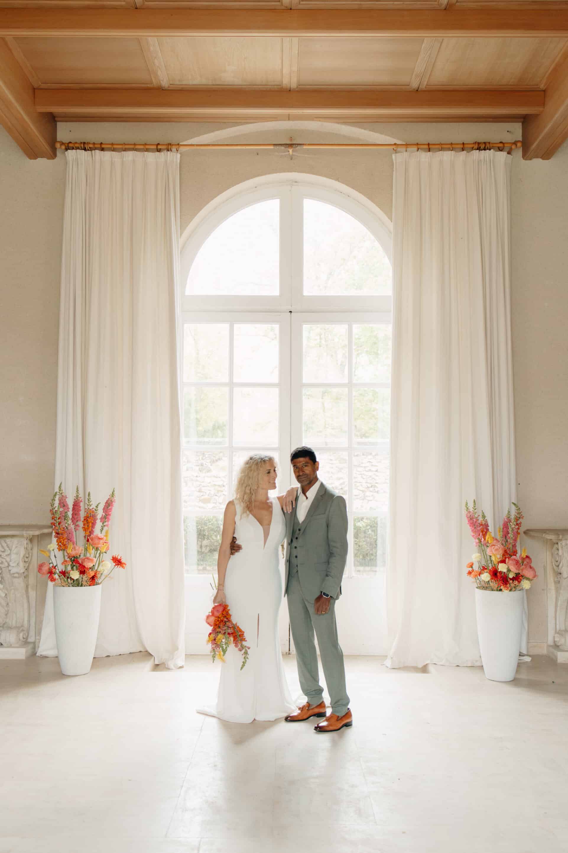 couple de mariés d'âge moyen pour un mariage blanc élégant et moderne