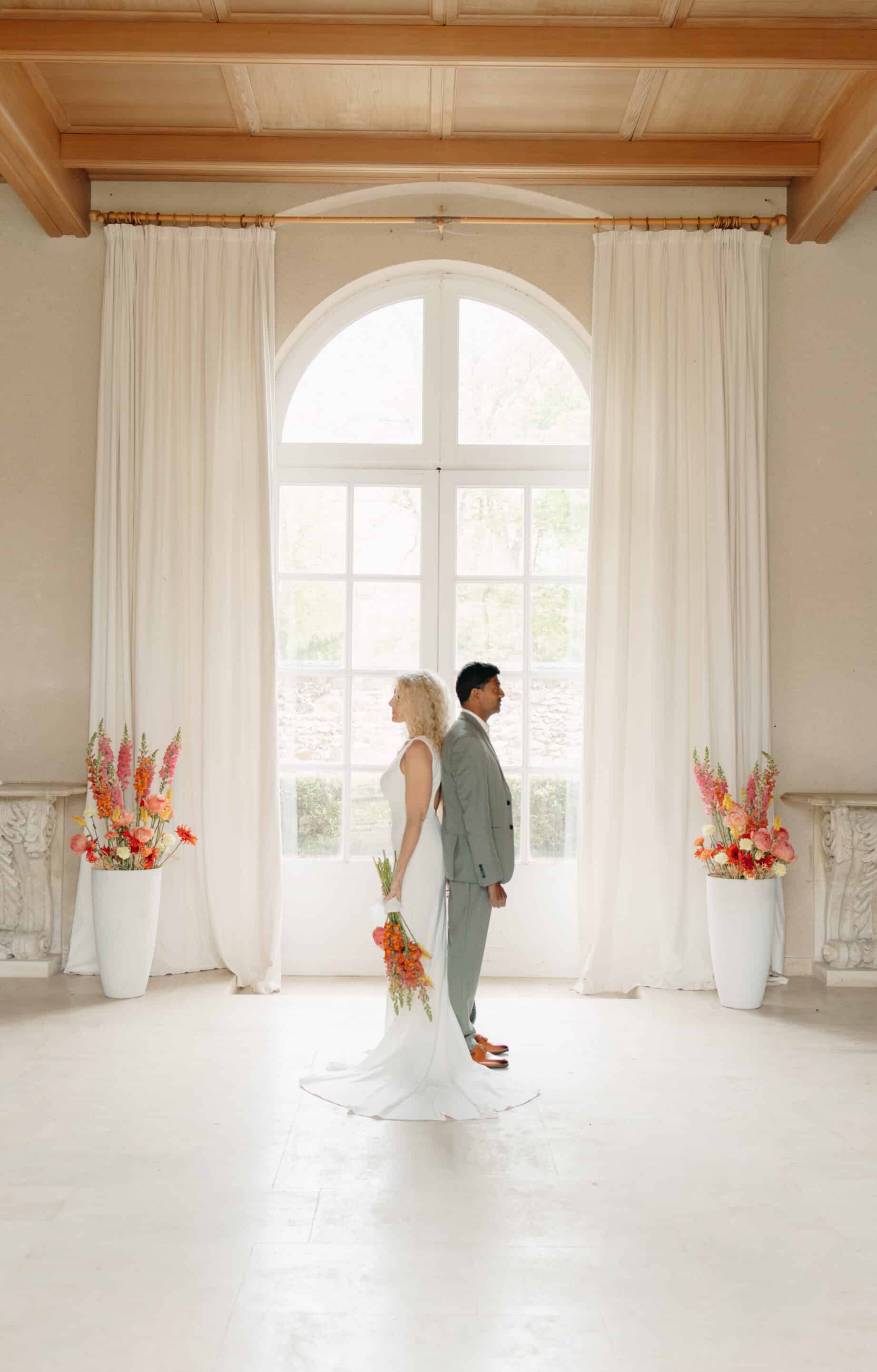 photo d'un couple de mariés pour un mariage blanc élégant et moderne