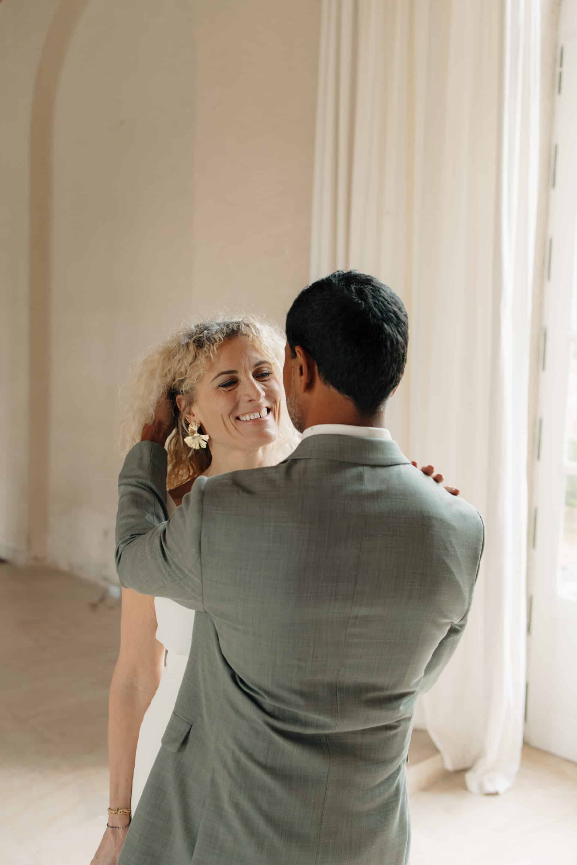 photo d'un couple d'âge moyen pour un mariage blanc élégant et moderne