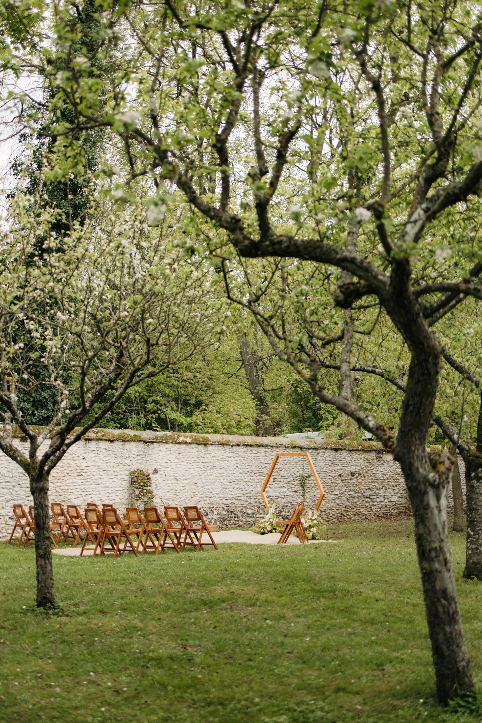 cérémonie de mariage en extérieur avec une arche et une allée de cérémonie