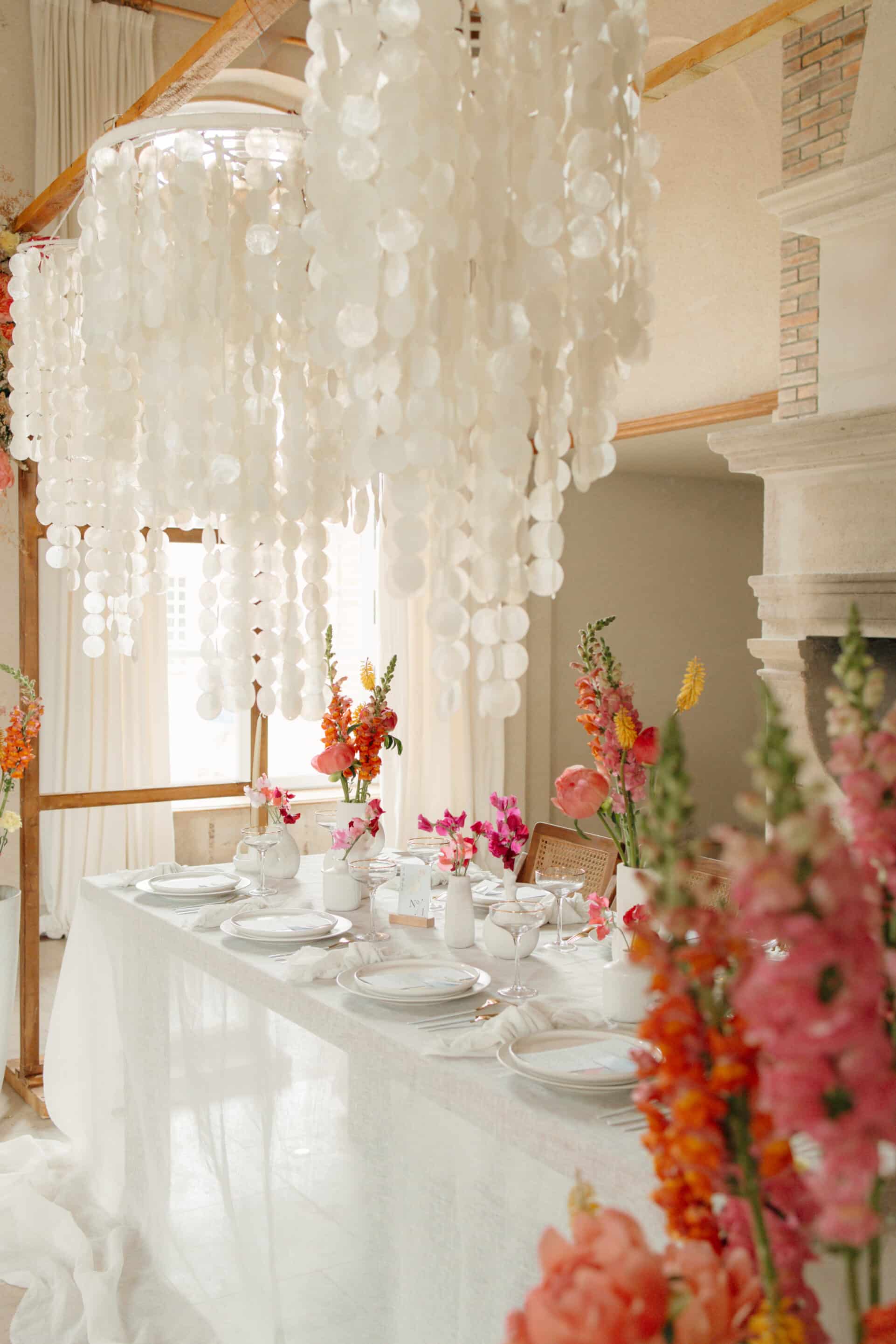 décoratrice mariage Ile de France et Paris- table d'honneur pour un mariage blanc chic et moderne