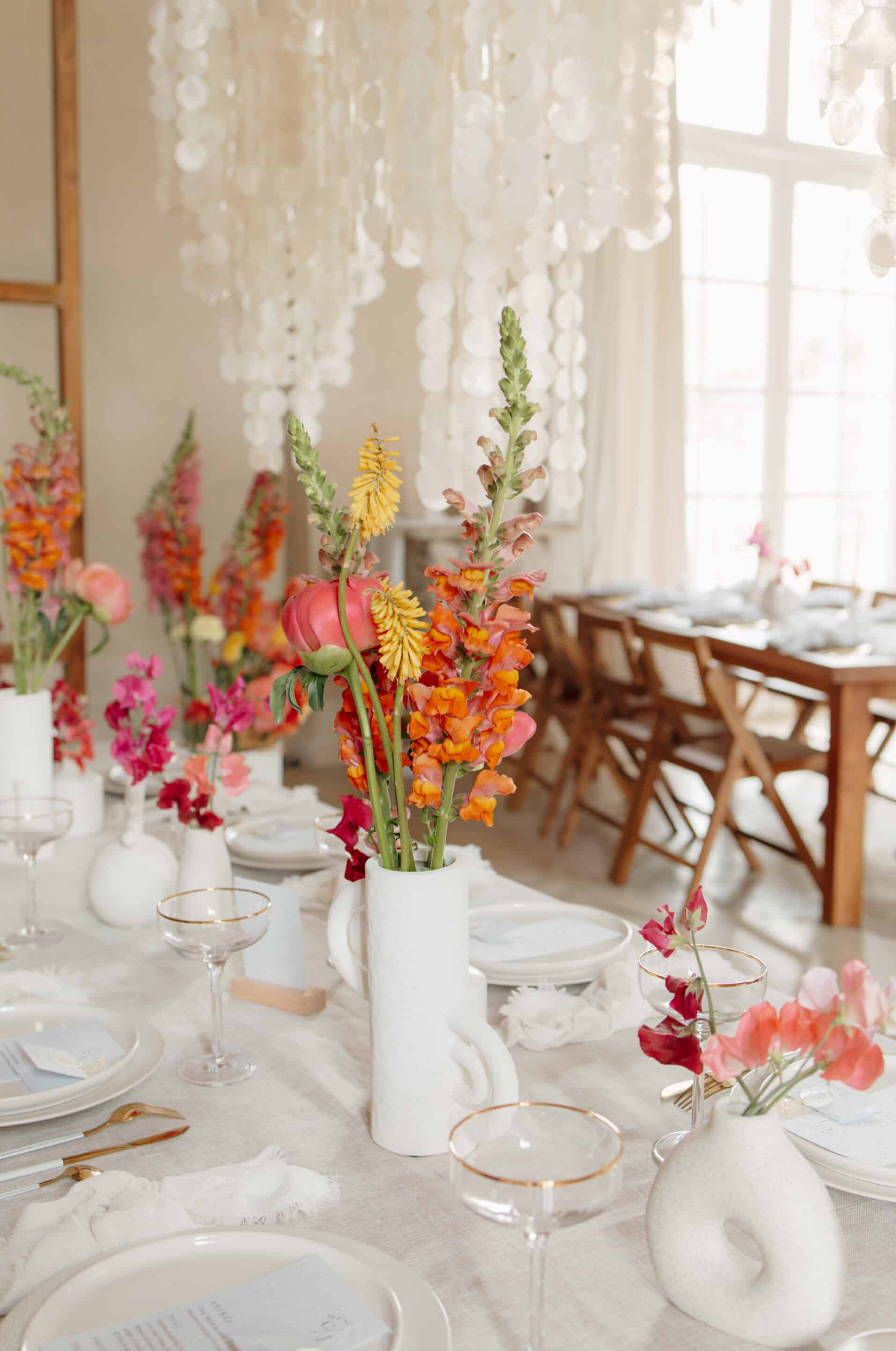 décoration de table moderne blanche avec des fleurs colorées 