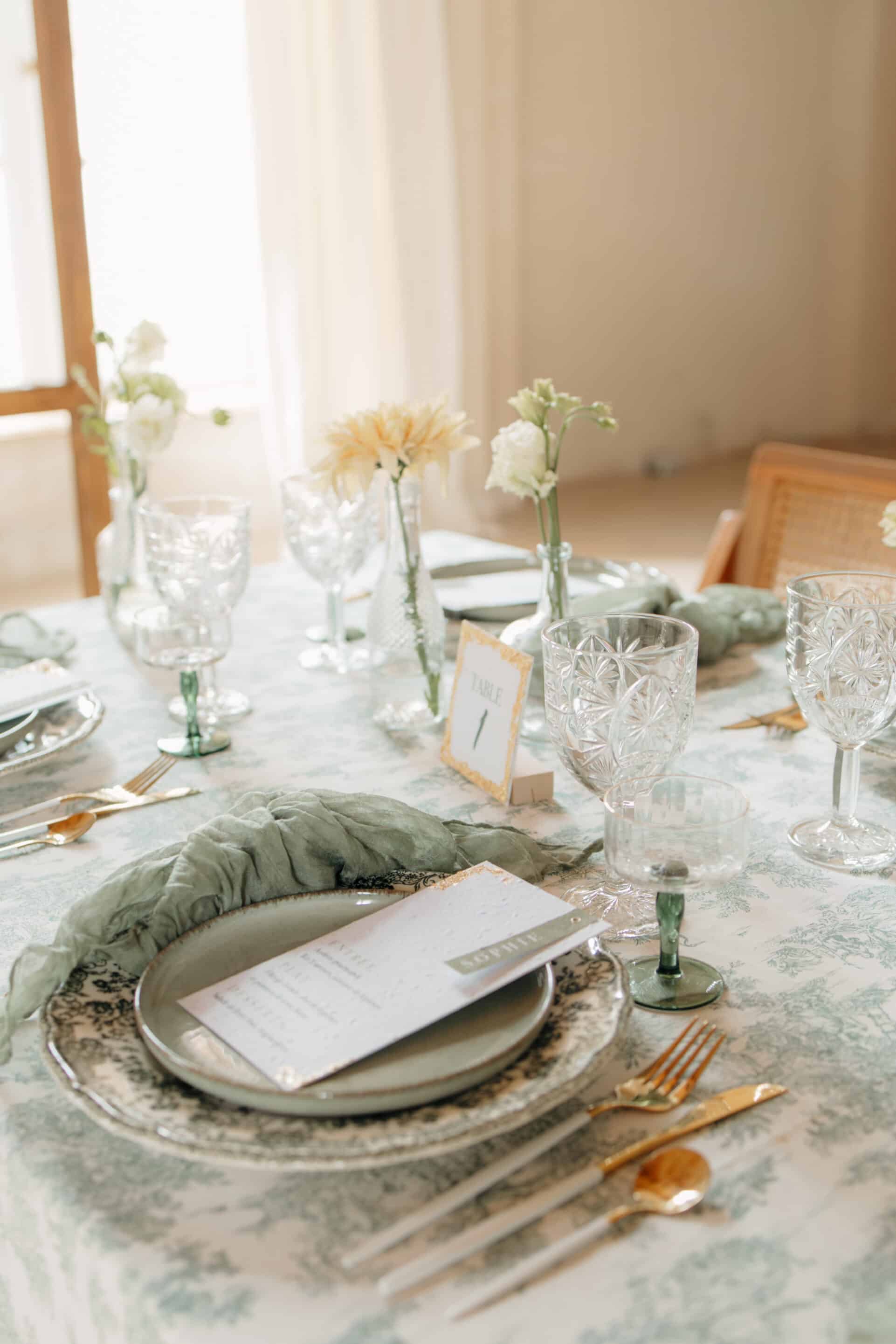 décoration de table des mariés élégante et champêtre vert sauge